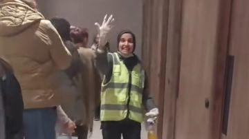 عاملة مصرية تروج لزيارة الأهرامات بـ إبتسامة وخفة دم