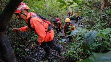منذ السبت الماضي.. العثور على جثث ركاب الطائرة المفقودة في إندونيسيا