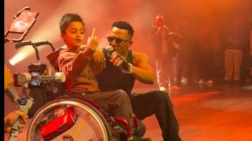 موقف إنساني لـ محمد رمضان مع صغير عراقي على كرسي متحرك صور