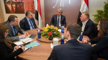 وزير السياحة والآثار يجتمع بشركة طيران دولية لجذب أسواق أوروبا