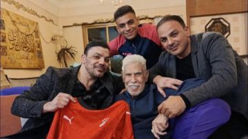 بعد خروجه من المستشفى.. عمرو زكي يزور حسن شحاتة