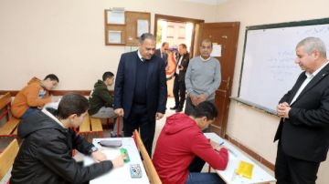 محافظ الشرقية يتفقد لجان امتحانات الشهادة الإعدادية بالزقازيق
