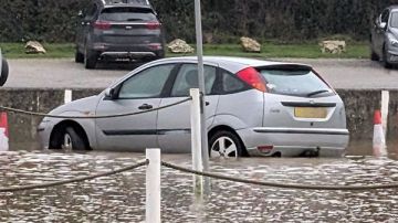 هوليوود البريطانية.. قرية المشاهير تغرق والجنة الساحلية تتحول إلى مدينة تحت الماء بعد عواصف مفاجئة هوليوود البريطانية.. قرية المشاهير تغرق والجنة الساحلية تتحول إلى مدينة تحت الماء بعد عواصف مفاجئة