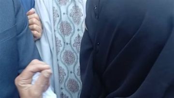 سيدة تستوقف محافظ قنا: ابني ترك دراسة الطب بسبب المصروفات سيدة تستوقف محافظ قنا: ابني ترك دراسة الطب بسبب المصروفات