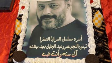 عمرو عبد الجليل يحتفل بعيد ميلاده وسط فريق عمل السرايا الصفرا عمرو عبد الجليل يحتفل بعيد ميلاده وسط فريق عمل السرايا الصفرا