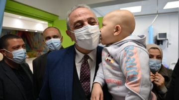 مع بداية العام الجديد.. محافظ الغربية يرسم الابتسامة على وجوه أطفال معهد أورام طنطا ويضع المرضى وأسرهم في قلب الاهتمام