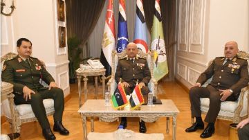 وزير الدفاع ورئيس الأركان يلتقيان نائب القائد العام للجيش الوطنى الليبي لبحث التعاون العسكري وزير الدفاع ورئيس الأركان يلتقيان نائب القائد العام للجيش الوطنى الليبي لبحث التعاون العسكري
