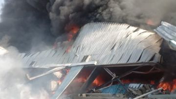 النار وصلت السماء.. 20 صورة ترصد حريق مصنع بلاستيك في أكتوبر شاهد النار وصلت السماء.. 20 صورة ترصد حريق مصنع بلاستيك في أكتوبر شاهد