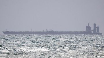 تحمل العلم الروسي .. ناقلة نفط تتعرض لحادث قبالة سواحل الجزائر