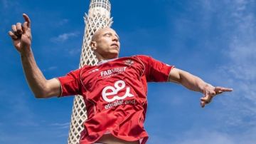 جلسة تصوير عمرو الجزار بقميص النادي الأهلي.. شاهد