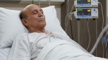 حقيقة الصور المنتشرة لـ الفنان محمد صبحي في العناية المركزة