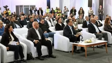 رئيس الوزراء يتفقد منطقة بطاريات تخزين محطة أوبيليسك للطاقة الشمسية رئيس الوزراء يتفقد منطقة بطاريات تخزين محطة أوبيليسك للطاقة الشمسية