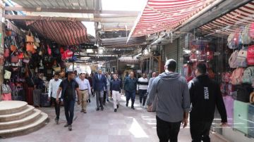 محافظ أسوان يقود حملة مفاجئة لإعادة الإنضباط ورفع الإشغالات بالشوارع والأسواق ..صور محافظ أسوان يقود حملة مفاجئة لإعادة الإنضباط ورفع الإشغالات بالشوارع والأسواق ..صور