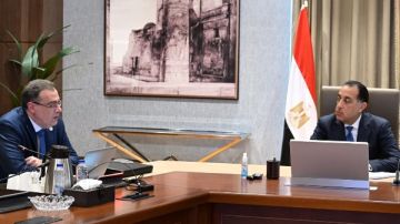 مدبولي: تطوير منظومة العمل داخل الجهاز الإداري يمثل عنصرا حاسما في دعم خطط التنمية مدبولي: تطوير منظومة العمل داخل الجهاز الإداري يمثل عنصرا حاسما في دعم خطط التنمية