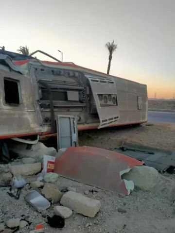 وفاة شخص وإصابة 27 آخرين إثر انقلاب أتوبيس في العاشر من رمضان وفاة شخص وإصابة 27 آخرين إثر انقلاب أتوبيس في العاشر من رمضان