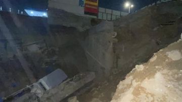 إصابة شخصين جراء انهيار أرضي داخل محطة وقود بالتجمع إصابة شخصين جراء انهيار أرضي داخل محطة وقود بالتجمع