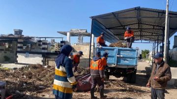 احتراما لحرمة الموتى.. رئيس حي غرب بورسعيد تتابع أعمال نظافة وتجميل المقابر صور