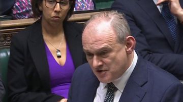 رجل العصابات.. زعيم الديمقراطيين الليبراليين في البرلمان البريطاني يهاجم ترامب