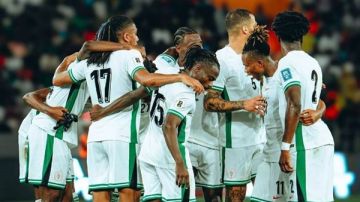 رغم الخروج الإفريقي.. رجل أعمال نيجيري يصرف مكافأة ضخمة للاعبي النسور