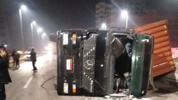 شلل مرورى على الطريق الزراعي بسبب انقلاب سيارة نقل أعلى كوبرى قها شلل مرورى على الطريق الزراعي بسبب انقلاب سيارة نقل أعلى كوبرى قها