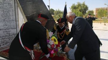 في الذكرى الـ74 لعيد الشرطة.. محافظ الوادي الجديد يضع إكليلا من الزهور على النصب التذكاري لشهداء الشرطة