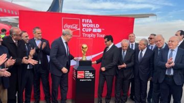 كأس العالم يصل مطار القاهرة.. وزيرا الطيران والشباب والرياضة ومندوب الفيفا في استقباله