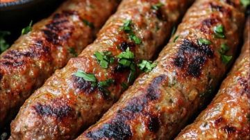 كفتة مشوية مع صلصة دقوس وطحينة