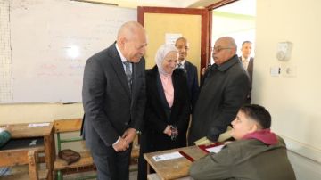 محافظ القاهرة يتفقد لجان الامتحانات لمتابعة توفير سبل الراحة للطلاب