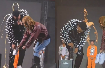 محمد رمضان يوقف حفله لتبديل حذائه على المسرح: الاستايليست اداني جزمة أخته (فيديو) محمد رمضان يوقف حفله لتبديل حذائه على المسرح: الاستايليست اداني جزمة أخته (فيديو)