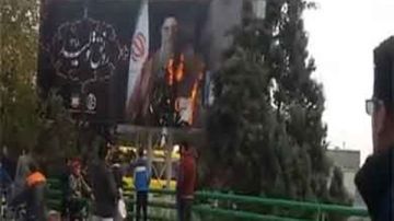 إيران تتهم عملاء لأمريكا وإسرائيل بإشعال احتجاجات وحرائق إيران تتهم عملاء لأمريكا وإسرائيل بإشعال احتجاجات وحرائق