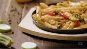 باستا بصلصة الطماطم والريحان.. وصفة سريعة ولذيذة في 15 دقيقة