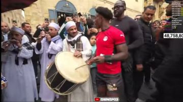 بالتنورة والطبلة.. اليوتيوبر العالمي سبيد يشارك في عرض فني شعبي مصري بالقاهرة