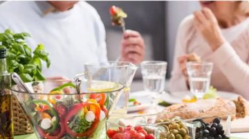 لكبار السن... أفضل الأطعمة لتعزيز المناعة والطاقة وصحة المفاصل في الطقس البارد