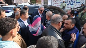 محافظ الغربية يجوب شوارع قرية إبشواي الملق بين الأهالي ويستجيب لشكواهم على الفور محافظ الغربية يجوب شوارع قرية إبشواي الملق بين الأهالي ويستجيب لشكواهم على الفور