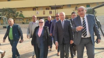 محافظ القاهرة يتفقد لجان الامتحانات للتأكد من انتظام العملية الامتحانية بمدرسة الشهيد محمود مجدى الاعدادية محافظ القاهرة يتفقد لجان الامتحانات للتأكد من انتظام العملية الامتحانية بمدرسة الشهيد محمود مجدى الاعدادية