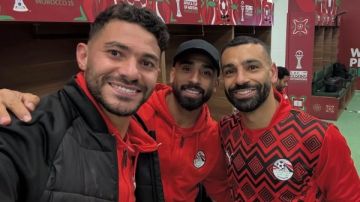 محمد صلاح رفقة ياسر إبراهيم ومروان عطية بعد الفوز على بنين شاهد