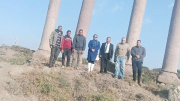 الآثار تزيل الحشائش بـ منطقة آثار ميدوم في بني سويف ..صور