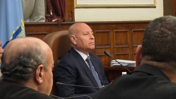 محافظ القاهرة يسلم 35 عقدا لأصحاب عدد من المصانع والشركات والورش بمنطقة شق الثعبان