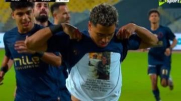 بيزيرا يشكر مشجع الزمالك الوحيد في المدرجات: المكسب بدعمك بيزيرا يشكر مشجع الزمالك الوحيد في المدرجات: المكسب بدعمك