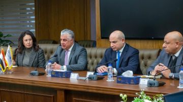 رئيس قناة السويس والسفير الهولندي يناقشان شراكات استراتيجية في الطاقة والصناعة