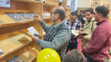 إقبال جماهيري من الكبار على كتاب الأطفال يسألون الإمام بجناح الأزهر في معرض الكتاب إقبال جماهيري من الكبار على كتاب الأطفال يسألون الإمام بجناح الأزهر في معرض الكتاب