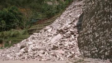 الهند.. انهيار أرضي يضرب كشمير ويغرق طرقا رئيسية بالركام الهند.. انهيار أرضي يضرب كشمير ويغرق طرقا رئيسية بالركام