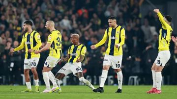 فنربخشة يتوج بلقب كأس السوبر التركي بعد الفوز على جالاتا سراي فنربخشة يتوج بلقب كأس السوبر التركي بعد الفوز على جالاتا سراي