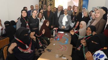 محافظ بني سويف يتفقد معرض المنتجات والحرف اليدوية محافظ بني سويف يتفقد معرض المنتجات والحرف اليدوية