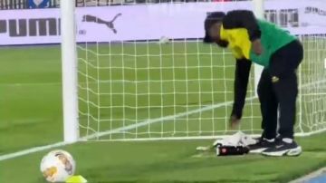 واقعة المنشفة تتكرر في مباراة الوداد المغربي ومانيما الكونغولي بالكونفيدرالية