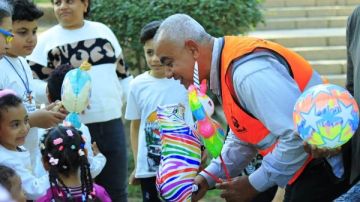 إدارة الحدائق توزع الهدايا والألعاب على الأطفال للاحتفال بعيد الميلاد المجيد بأسوان