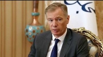 بعد تورطها في دعم الاحتجاجات.. سفير بريطانيا يغادر طهران على نحو عاجل