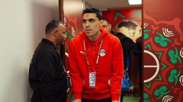 يسير بعكازين .. محمد حمدي يدعم منتخب مصر قبل مواجهة كوت ديفوار يسير بعكازين .. محمد حمدي يدعم منتخب مصر قبل مواجهة كوت ديفوار