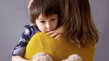 يوم العناق 5 فوائد للاحتضان اليومي بين الأم وطفلها.. اعرفي ابنك محتاج كام حضن يوميا؟