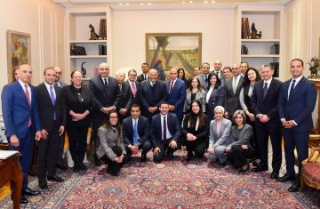 وزير الخارجية يلتقي د.مجدي يعقوب ويشيد بالدور الإنساني والتنموي للمشروعات الصحية المصرية في إفريقيا